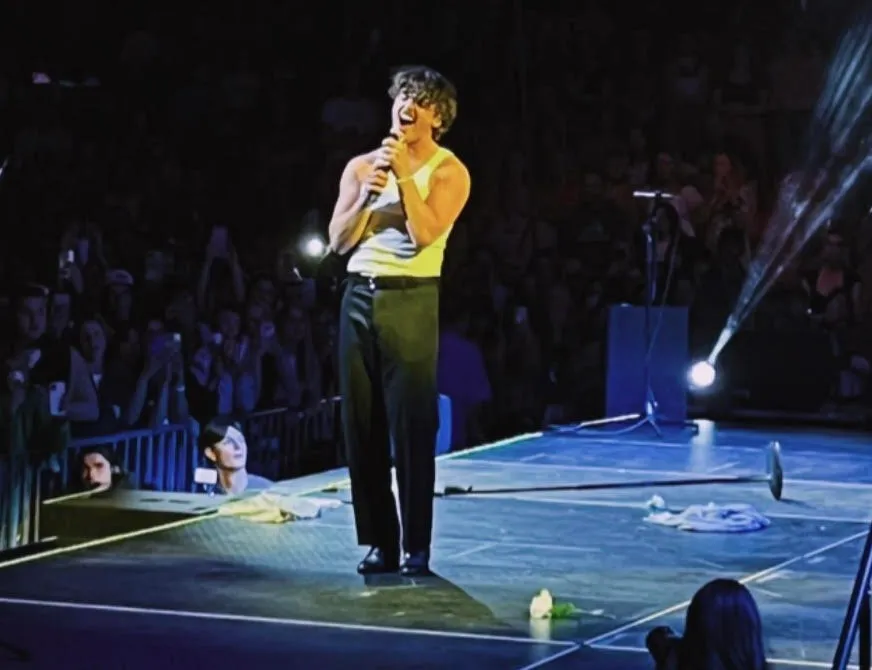 Benson Boone performing