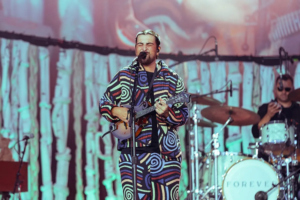 Noah Kahan performing live