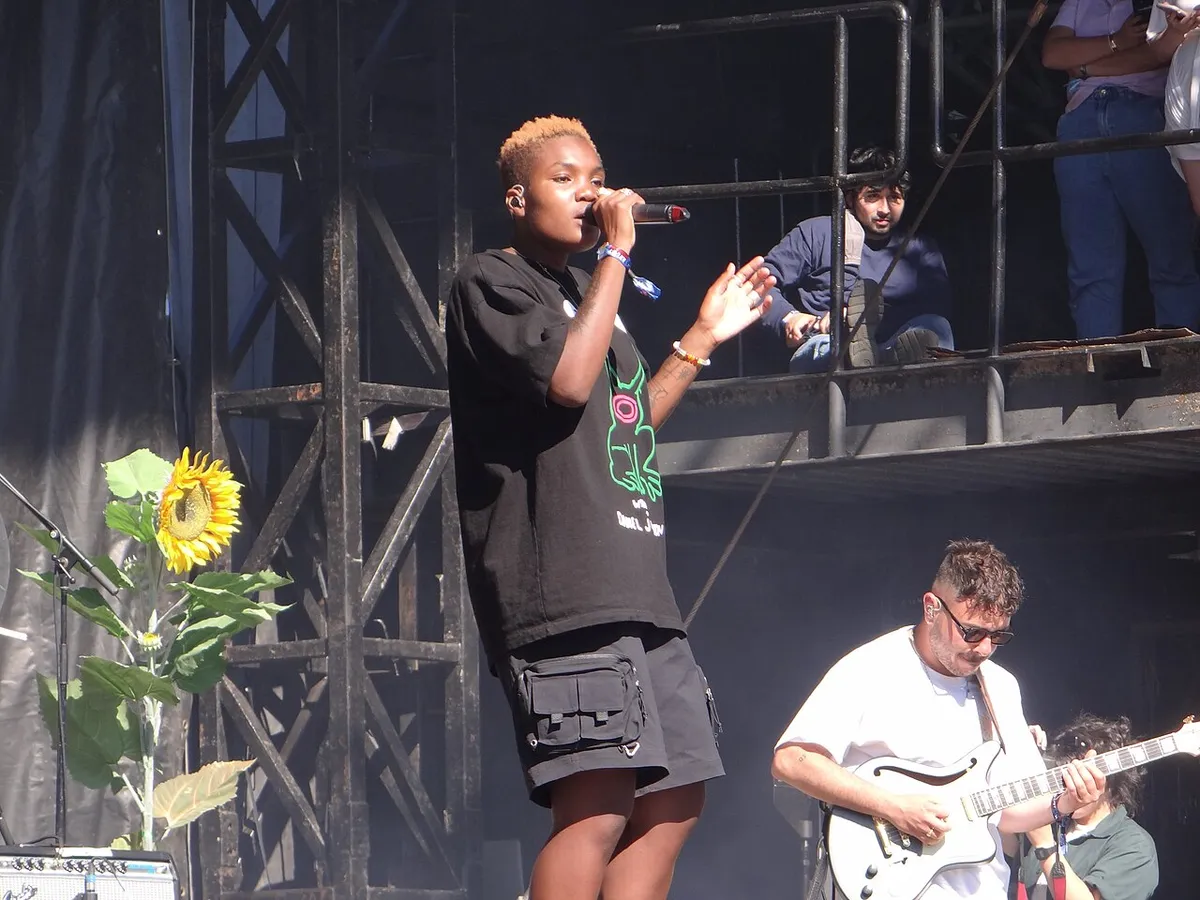 Arlo Parks performing live