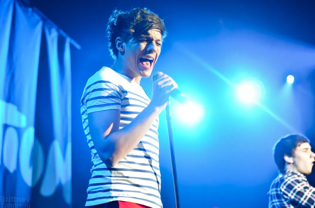 Louis Tomlinson performing live
