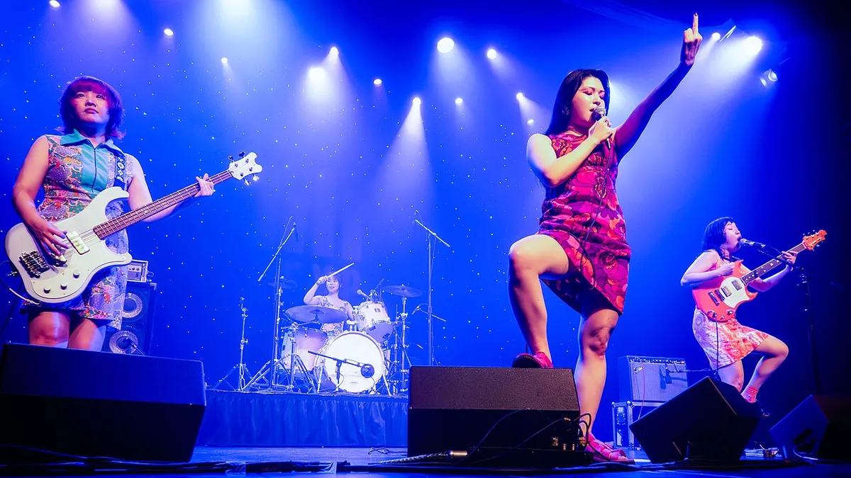Otoboke Beaver performing live